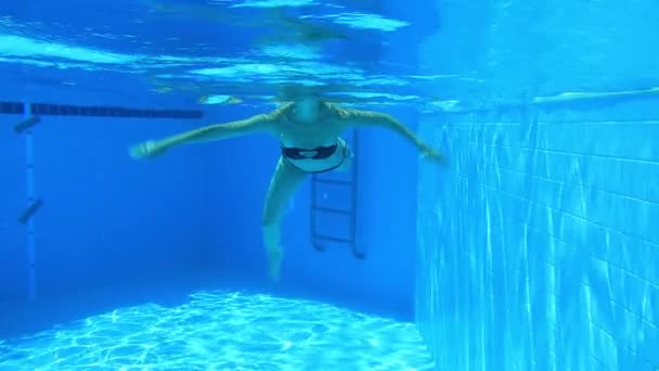 Mujer en la piscina — Vídeos de Stock