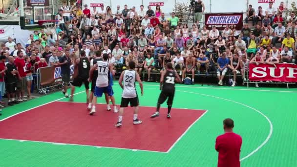 KIEV, UKRAINE, AUGUST 24, 2012: Final Ukrainian streetball league on Khreschatyk street dedicated to celebrating Independence Day in Kiev, Ukraine, August 24, 2012. — Stock Video