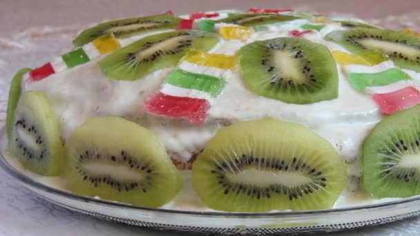 Torta decorada com kiwis frescos — Vídeo de Stock