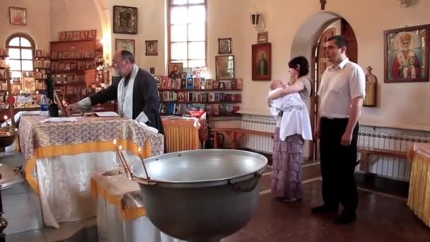 Taufe des kleinen Babys in der orthodoxen Kirche. Säuglingstaufe — Stockvideo