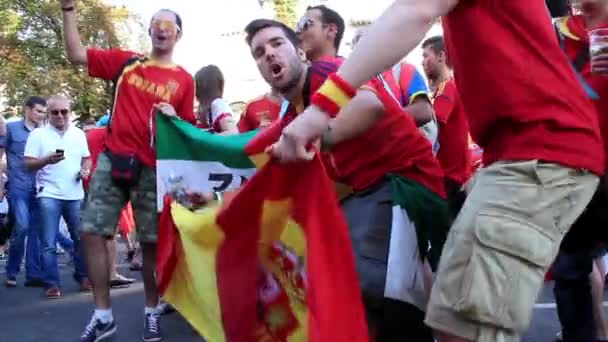 KIEV, UCRANIA - 1 DE JULIO: Los aficionados al fútbol español antes del partido final del Campeonato de Europa de Fútbol "EURO 2012" (España vs Italia), Kiev, Ucrania, 1 de julio de 2012 — Vídeo de stock