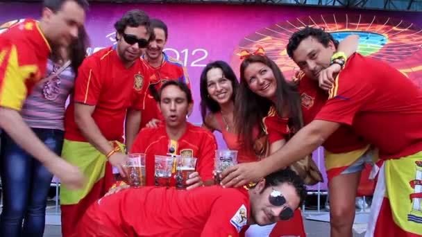 Kiev, Ukraina - 1 juli: spansk fotbollsfans före finalen av EM i fotboll "euro 2012" (Spanien vs Italien), kiev, Ukraina, juli 1, 2012 — Stockvideo