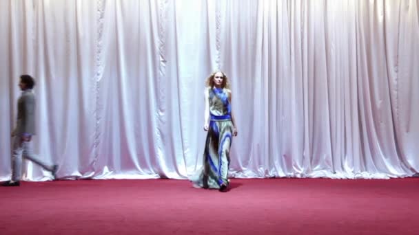 Ein kleines Kind geht auf Zehenspitzen, Nahaufnahme, Füße eines Kindes