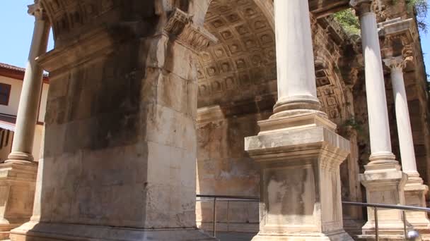 Antigua puerta del emperador romano Adriano en el centro de la ciudad de Antalya Turquía — Vídeos de Stock