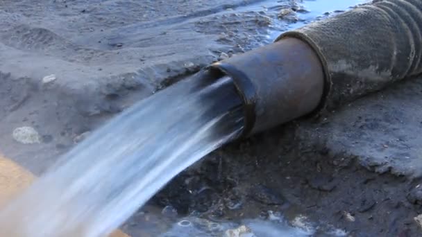 Uitlaat van water uit warmte kamer — Stockvideo