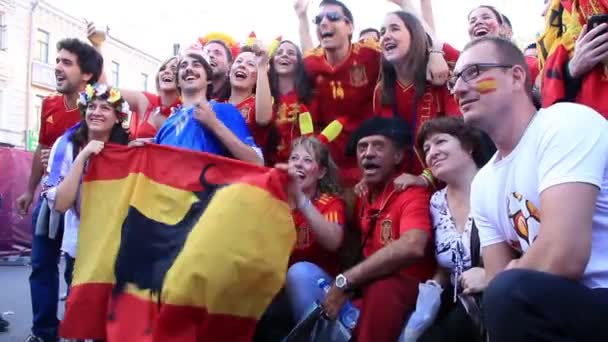 KIEV, UCRANIA - 1 DE JULIO: Los aficionados al fútbol español antes del partido final del Campeonato de Europa de Fútbol "EURO 2012" (España vs Italia), Kiev, Ucrania, 1 de julio de 2012 — Vídeo de stock