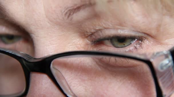 Mulher de óculos — Vídeo de Stock