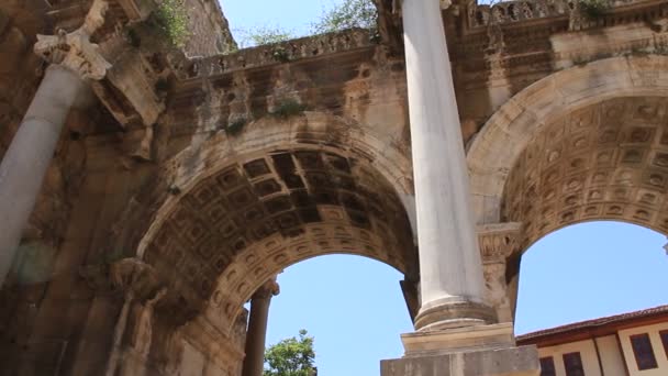 Antigua puerta del emperador romano Adriano en el centro de la ciudad de Antalya Turquía — Vídeos de Stock