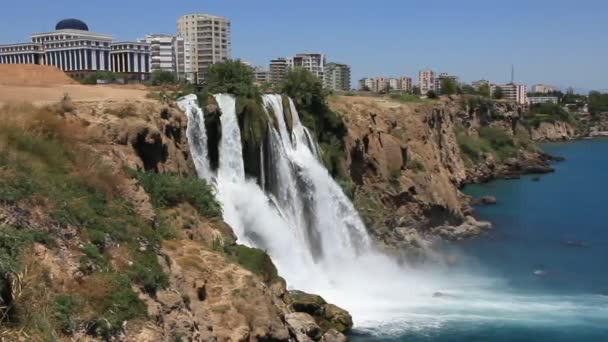 Türkiye 'nin Antalya kentinde Duden şelalesi — Stok video