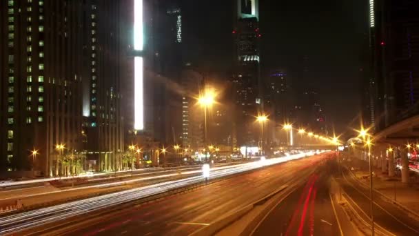 Geceleri, Birleşik Arap Emirlikleri Dubai şehir trafik — Stok video