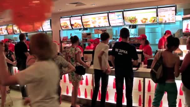 Gente dentro de restaurante de comida rápida — Vídeos de Stock