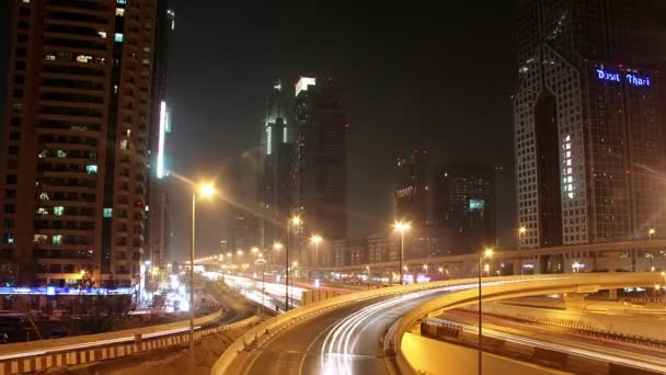 Dubaj městský provoz v noci, Spojené arabské emiráty — Stock video
