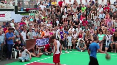 Kiev, Ukrayna - Ağustos 24: khreschatyk sokak üzerinde son Ukrayna streetball Ligi taraftarlara Bağımsızlık günü kutlamaları, kiev, Ukrayna, Ağustos 24, 2012 için adanmış