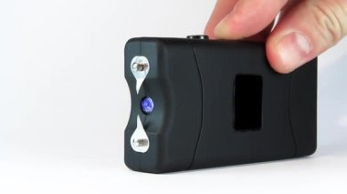 bir adam bir taser presler öz savunma silah