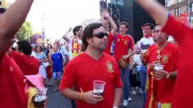 Kiev, Ukrayna - Temmuz 1: Avrupa Futbol Şampiyonası final maçında önce İspanyol futbol taraftarları 