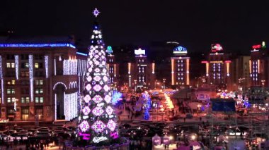 Noel ağacı ve buz pateni pisti