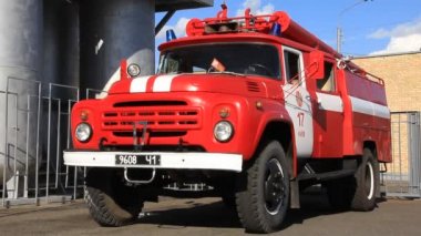 Kırmızı firetruck itfaiye içinde