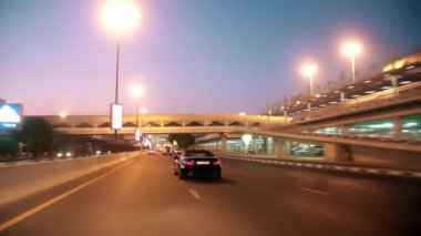 Dubai şehir trafiği gece kavşak. Birleşik Arap Emirlikleri
