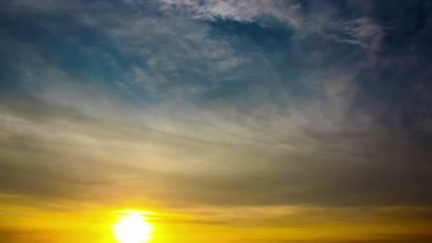 Beau coucher de soleil d'été