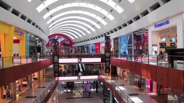 A Dubai Mall a belsejében a vásárlók, Dubai, Egyesült Arab Emírségek