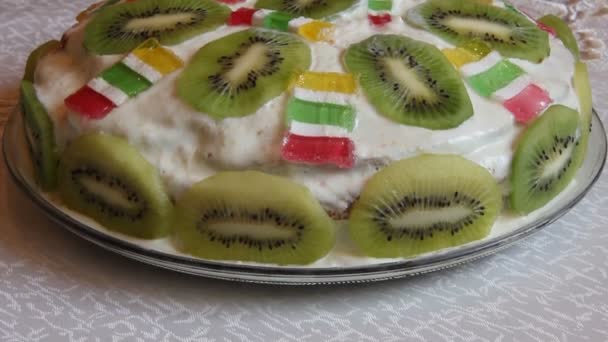Pie decorated with fresh kiwis — Stock Video