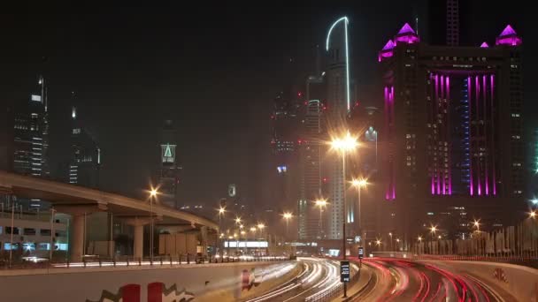 Dubai stad traffic's nachts, Verenigde Arabische Emiraten — Stockvideo