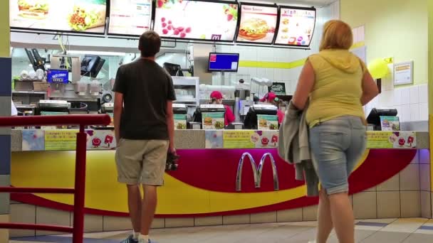 Lidé uvnitř fast food restaurace — Stock video