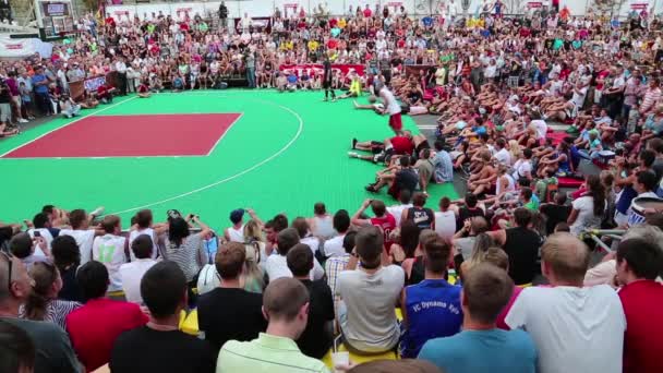 KIEV, UKRAINE, 24 de agosto de 2012: Liga de streetball ucraniana final na rua Khreschatyk dedicada a celebrar o Dia da Independência em Kiev, Ucrânia, 24 de agosto de 2012 . — Vídeo de Stock