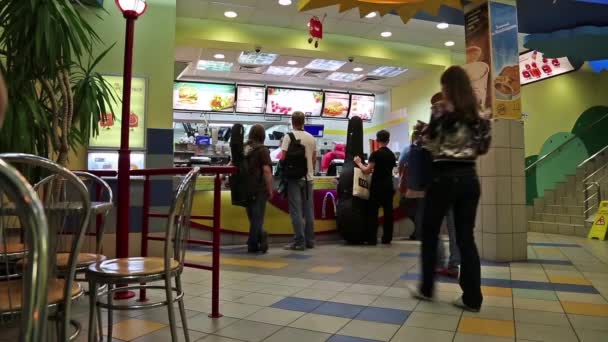 Dentro de restaurante de comida rápida — Vídeos de Stock