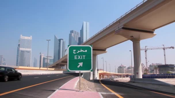 Tijd lapse schot van dubai verkeer en skyline — Stockvideo