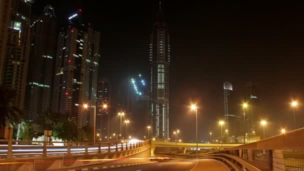 Dubai city traffic at night, Emiratos Árabes Unidos — Vídeo de stock