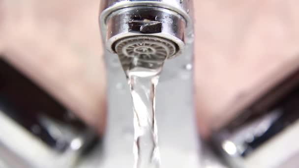 Wasser läuft aus dem Wasserhahn — Stockvideo