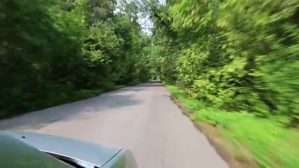 Conduire sur une route de campagne. Vidéo filmant de voiture en mouvement — Video