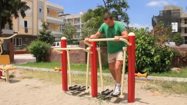 Deportista en un complejo deportivo — Vídeo de stock