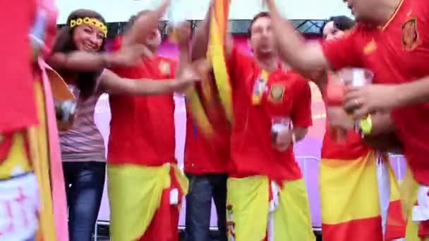 Kiev, Ukraina - 1 juli: spansk fotbollsfans före finalen av EM i fotboll "euro 2012" (Spanien vs Italien), kiev, Ukraina, juli 1, 2012 — Stockvideo