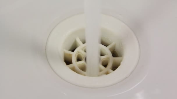 Kanalizasyon bir oluktan aşağı gidiyor — Stok video