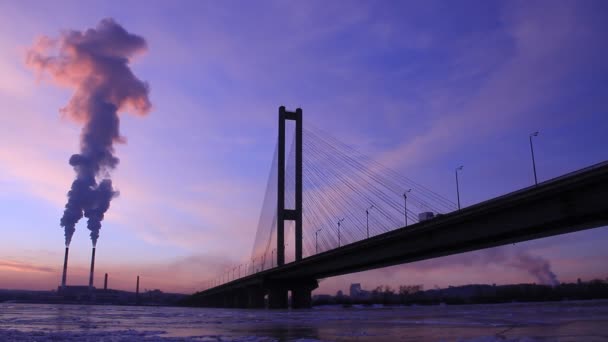 Une centrale électrique près du fleuve Dniepr — Video