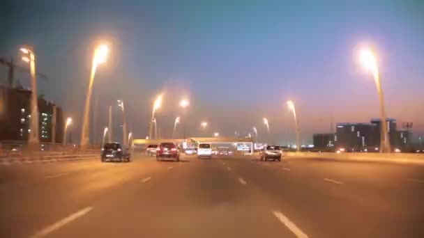 Dubai Stadtverkehr in der Nacht Kreuzung. Vereinigte Arabische Emirate — Stockvideo