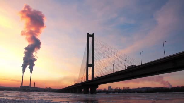 Une centrale électrique près du fleuve Dniepr — Video