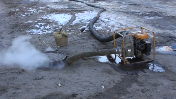 Absaugung des Wassers aus der Wärmekammer — Stockvideo