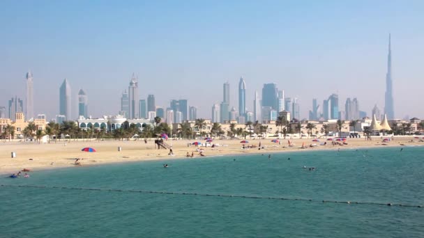 Praia de Jumeirah, centro de Dubai e Burj Khalifa Emirados Árabes Unidos — Vídeo de Stock