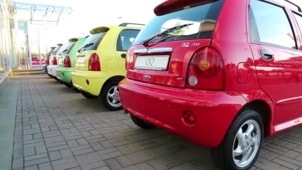 Разноцветные автомобили Chery QQ на автосалоне — стоковое видео