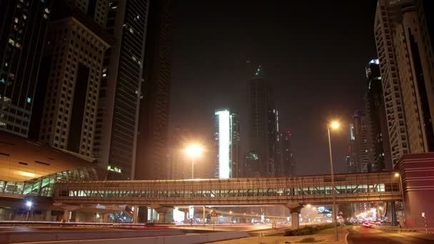 Dubai tráfego da cidade à noite, Emirados Árabes Unidos — Vídeo de Stock