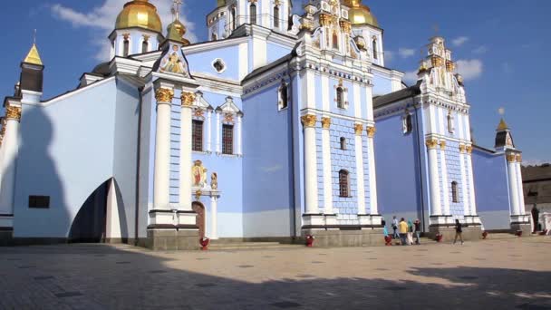 Михайловский золотокупольный монастырь на Михайловской площади в Киеве, Украина — стоковое видео