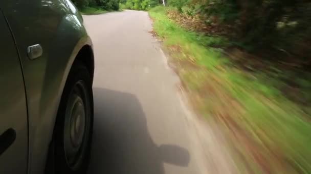 Rijden op een landweg. video filmen van bewegende auto — Stockvideo