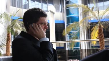 Cep telefonlu iş adamı