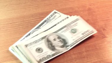 Yüz dolar.