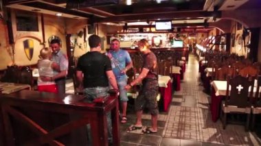 bir restoranda dans gençler