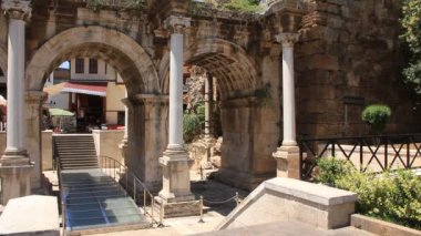 Antik Roma İmparatoru kapısı adrian antalya kent merkezi Türkiye'de