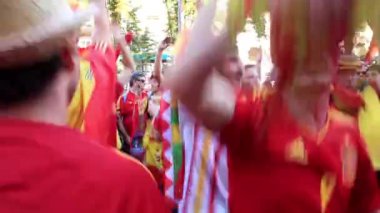 Kiev, Ukrayna - Temmuz 1: Avrupa Futbol Şampiyonası final maçında önce İspanyol futbol taraftarları 